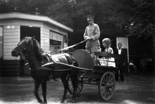 805437 Afbeelding van de jonge Mary Balfour van Burleigh in een paard en wagen, met koetsier, in Ouwehands Dierenpark ...